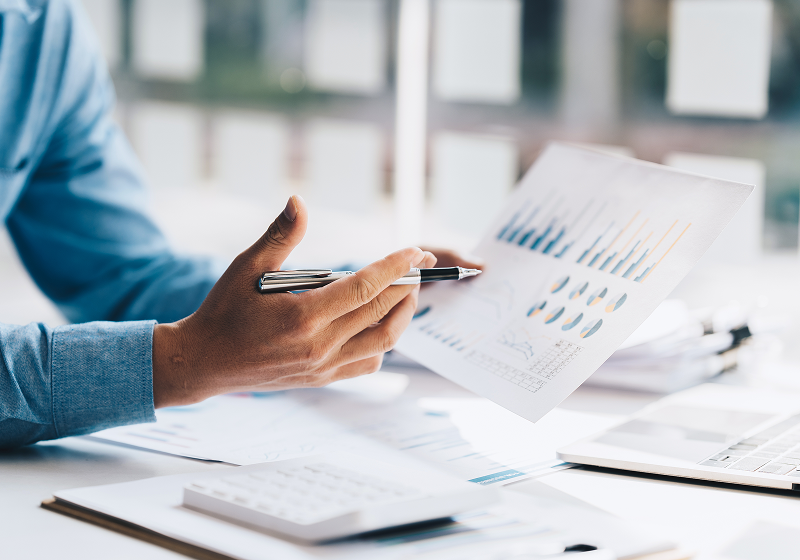 市場リスクを最小化する戦略的アプローチのイメージ